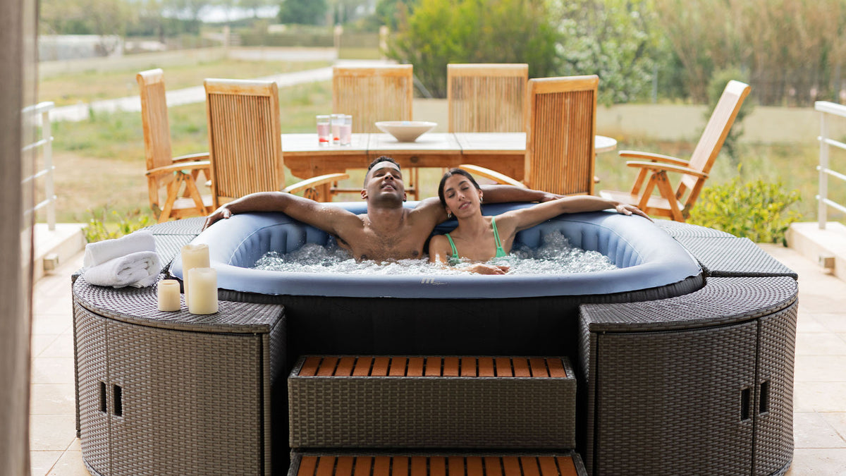 MSpa Tekapo hot tub couple relaxing outdoors