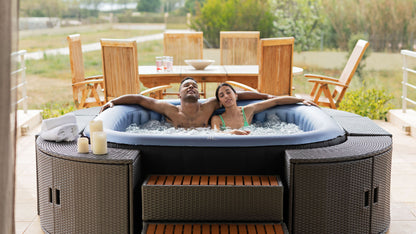 MSpa Tekapo hot tub couple relaxing outdoors